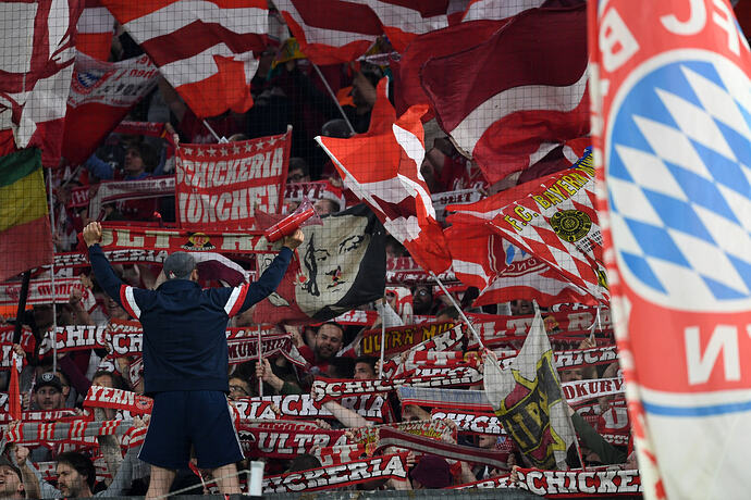 GettyImages-_Bayern_fans.0