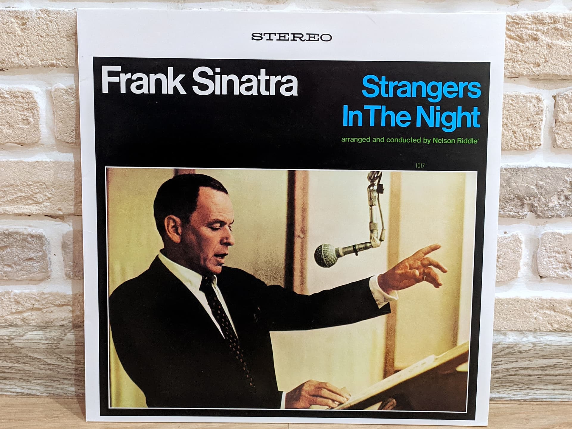 Frank sinatra stranger. Frank Sinatra strangers in the Night. Strangers in the Night Фрэнк Синатра.