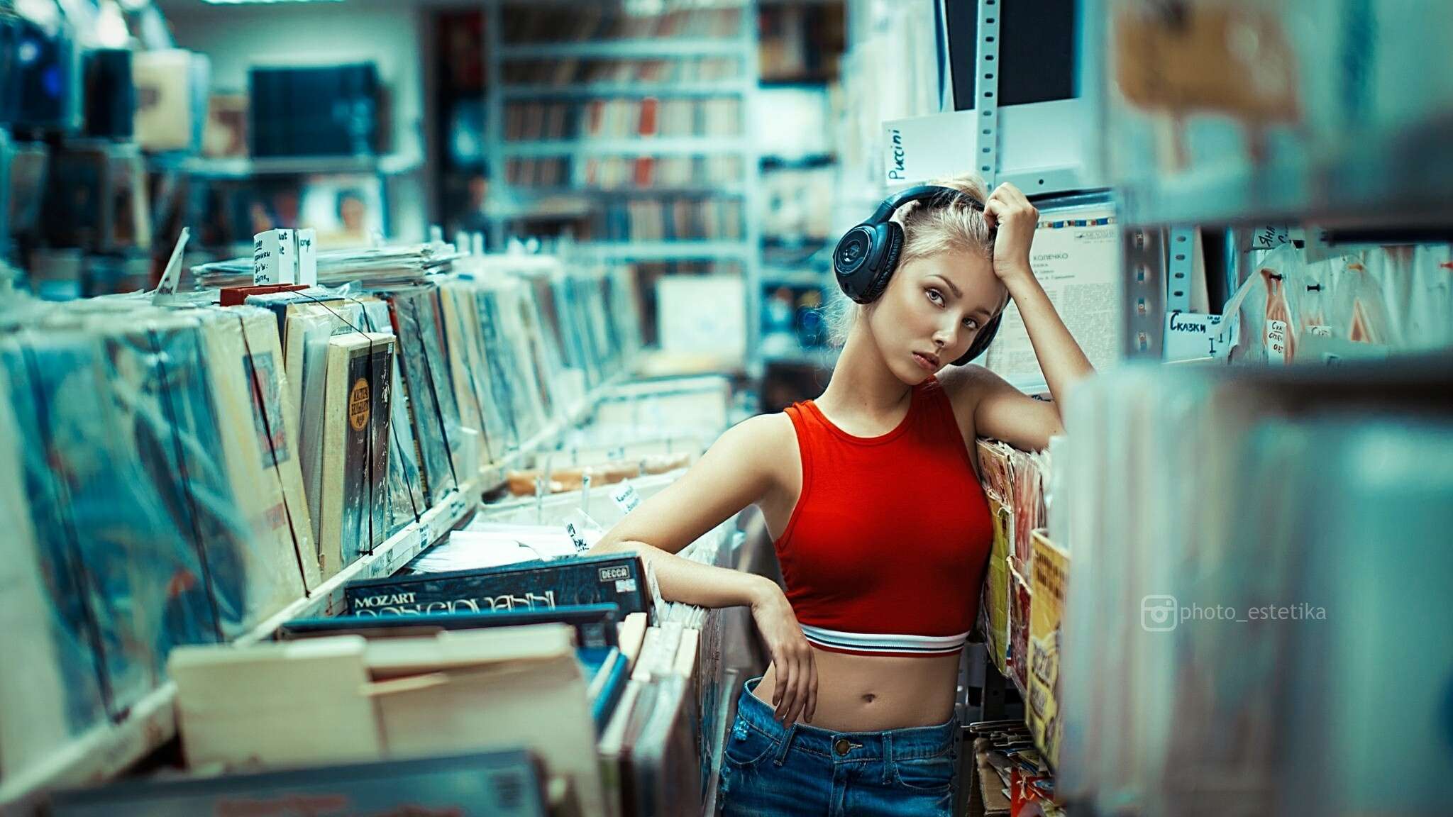 Shopping music. Девушка в библиотеке. Девушка с книгой. Девушка в наушниках. Девушка в строительном магазине.