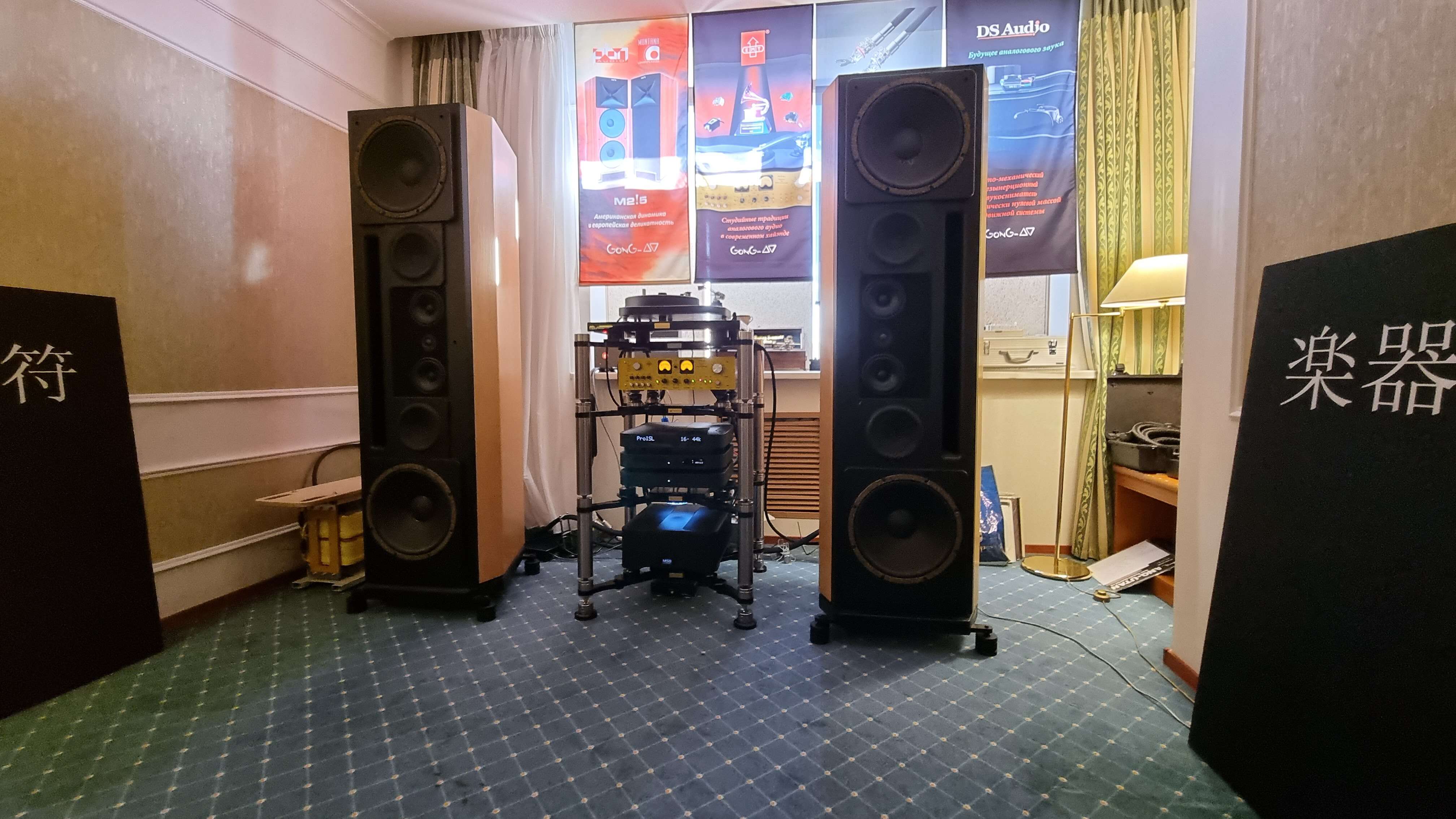 High fi high end show. Hi Fi High end show 2021. Hi-Fi & High end show Урал 2023. Hi Fi Hi end show 2022. Вертикальная аудиоколонка Hi Fi and Hi end show.